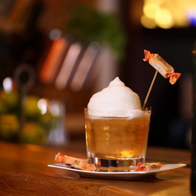 Cocktails für Karneval und danach Kamelle Old fashioned