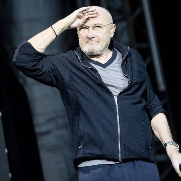 Phil Collins schaut auf der Bühne.