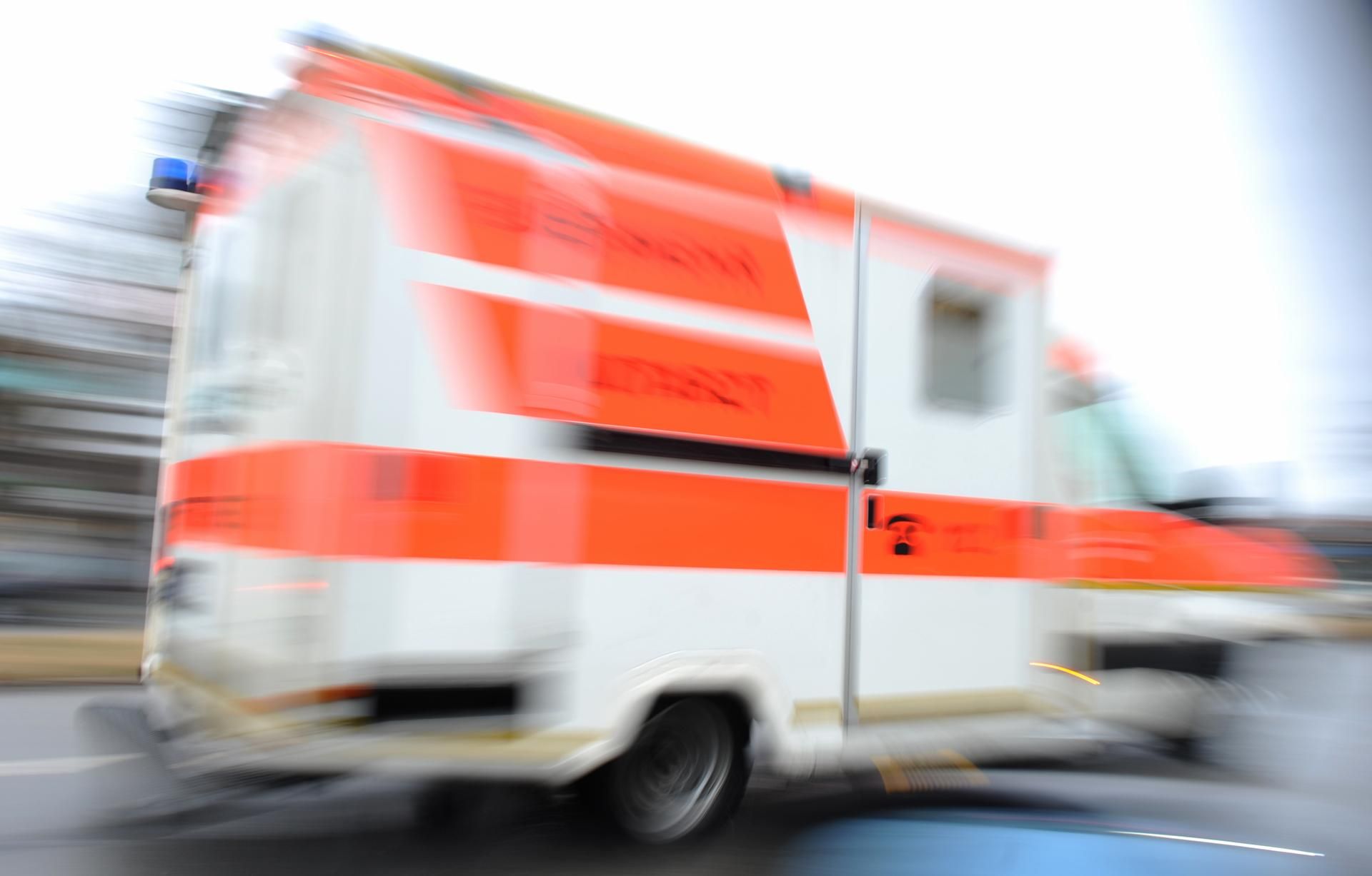 Krankenwagen in Fahrt Symbolbild dpa