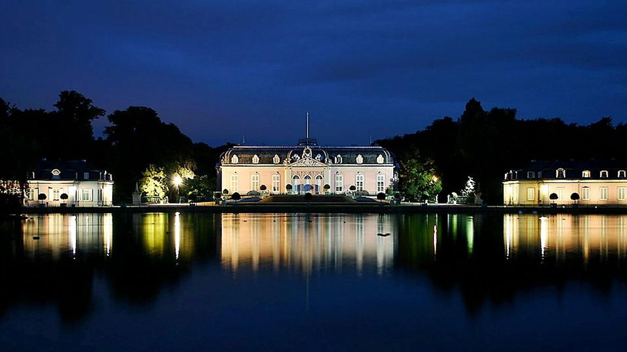 Beleuchtets Schloss Benrath im Dunkeln.