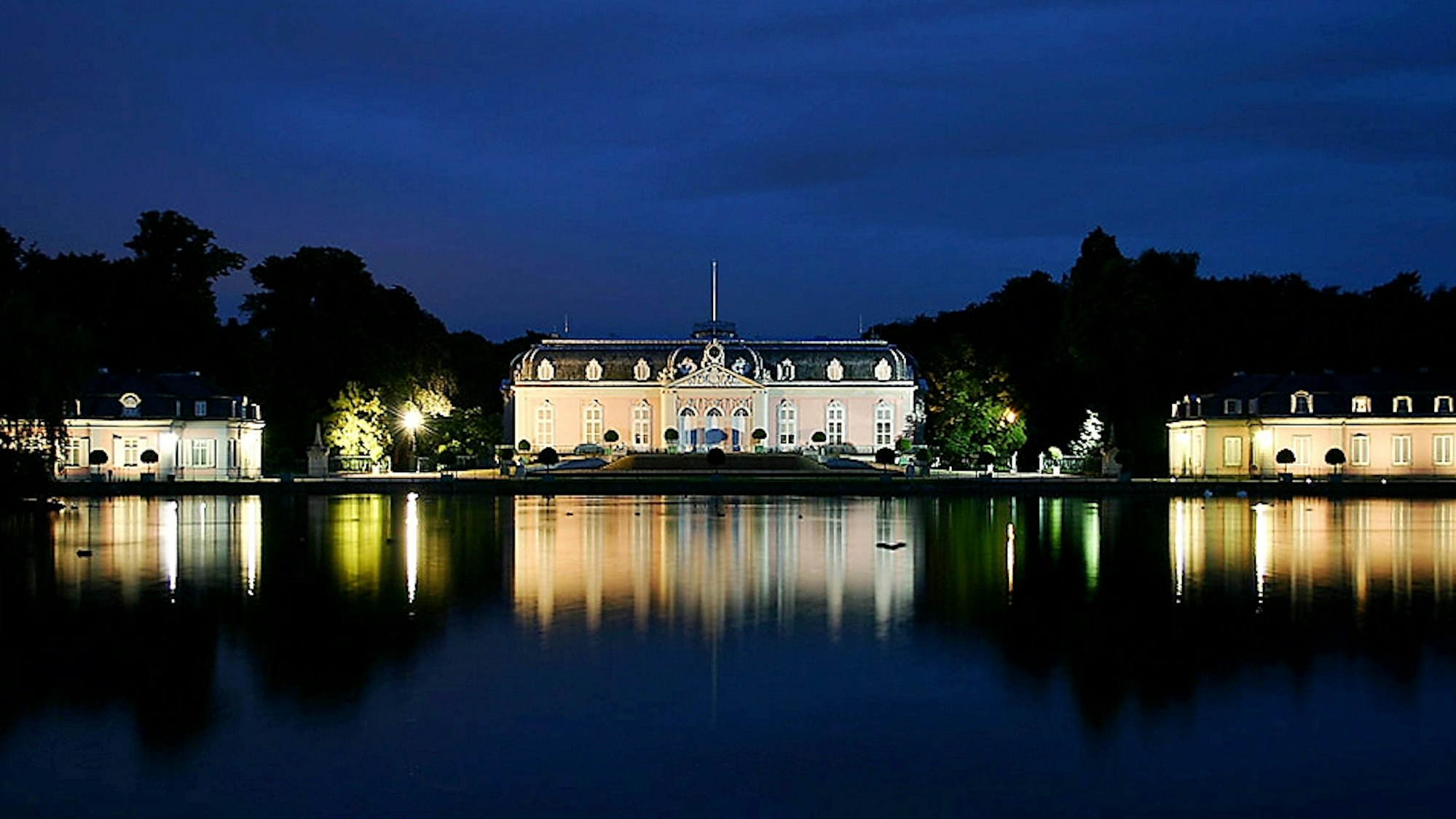 Beleuchtets Schloss Benrath im Dunkeln