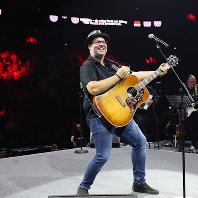 Björn Heuser auf der Bühne.