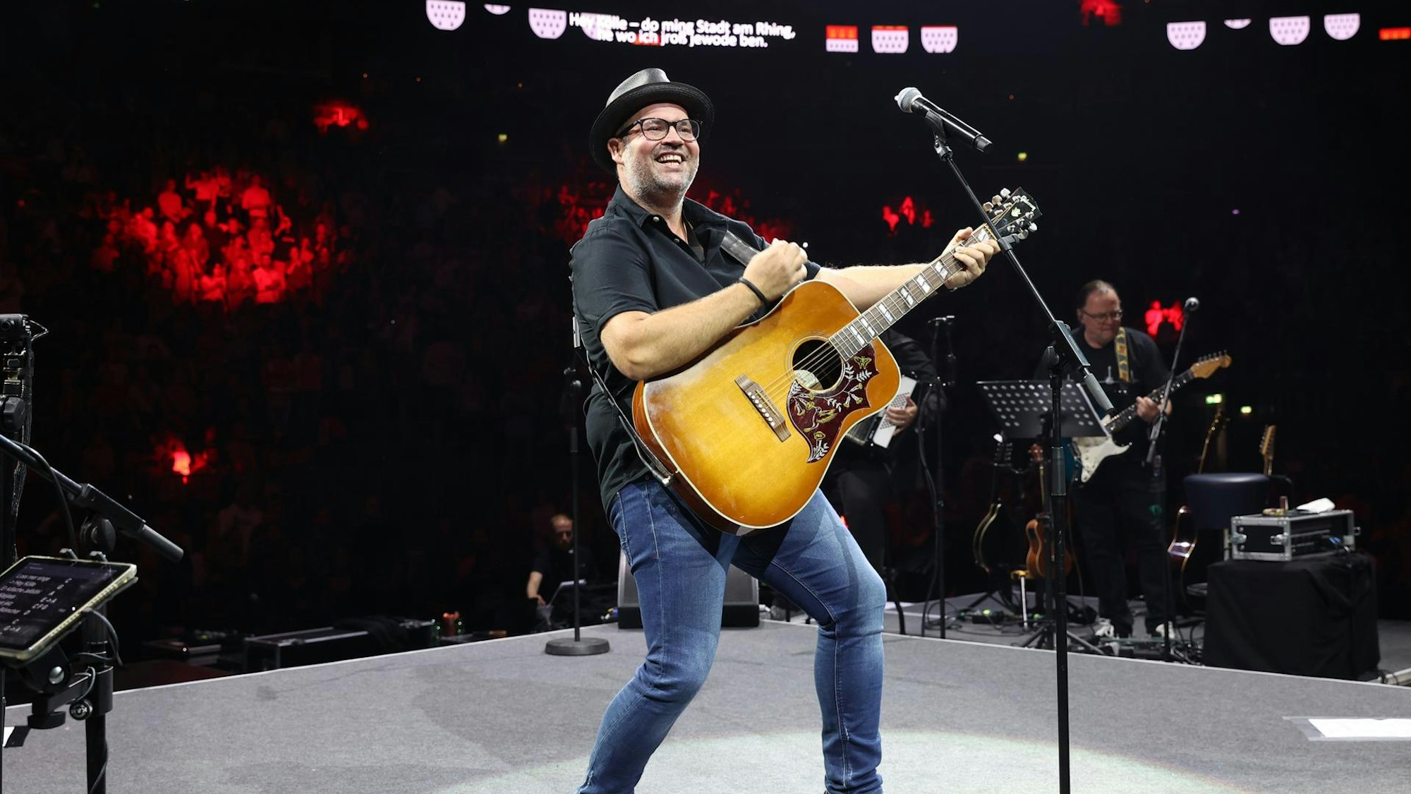 Björn Heuser auf der Bühne.