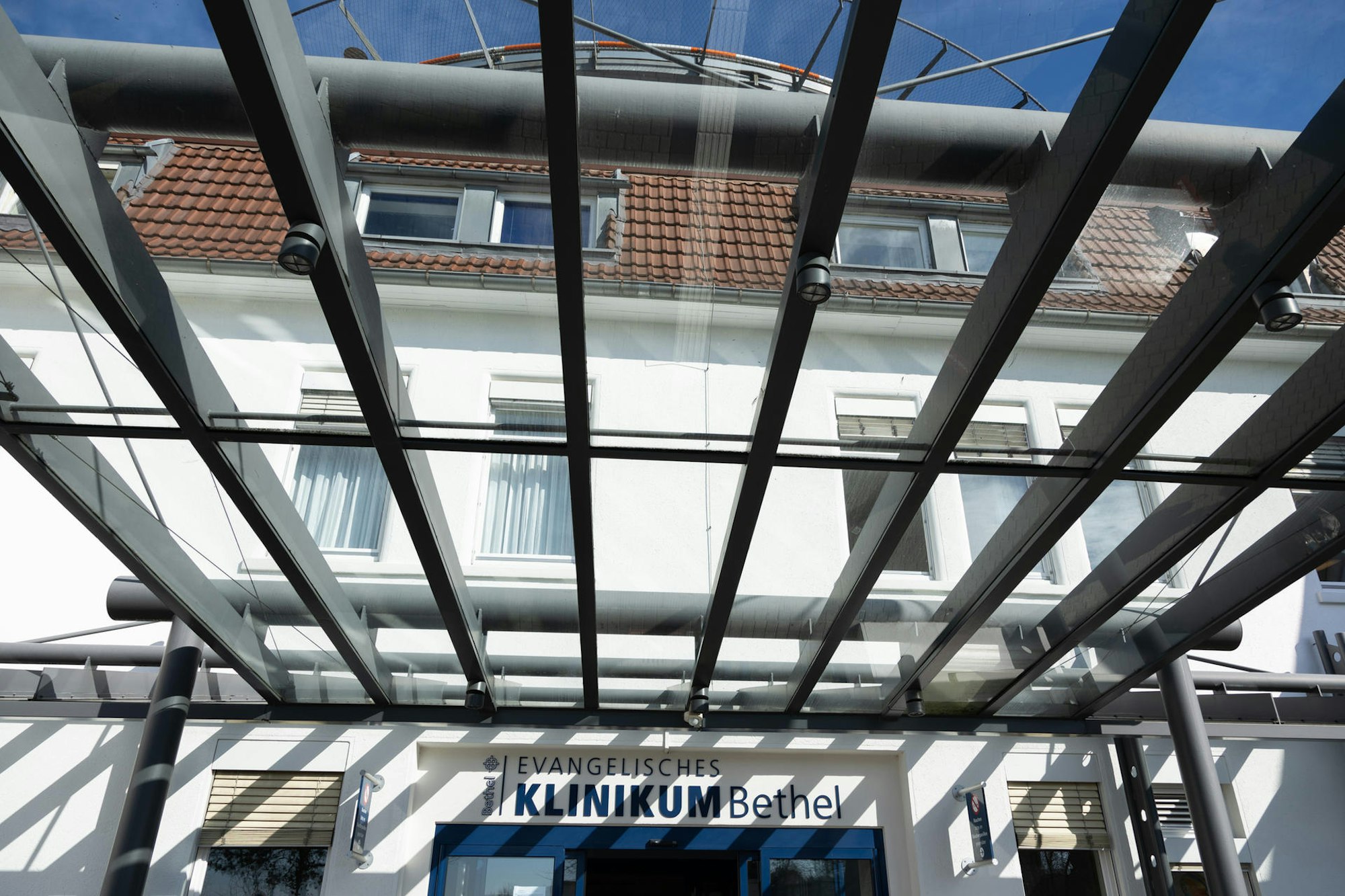 Eingang des Klinikums Bethel in Bielefeld