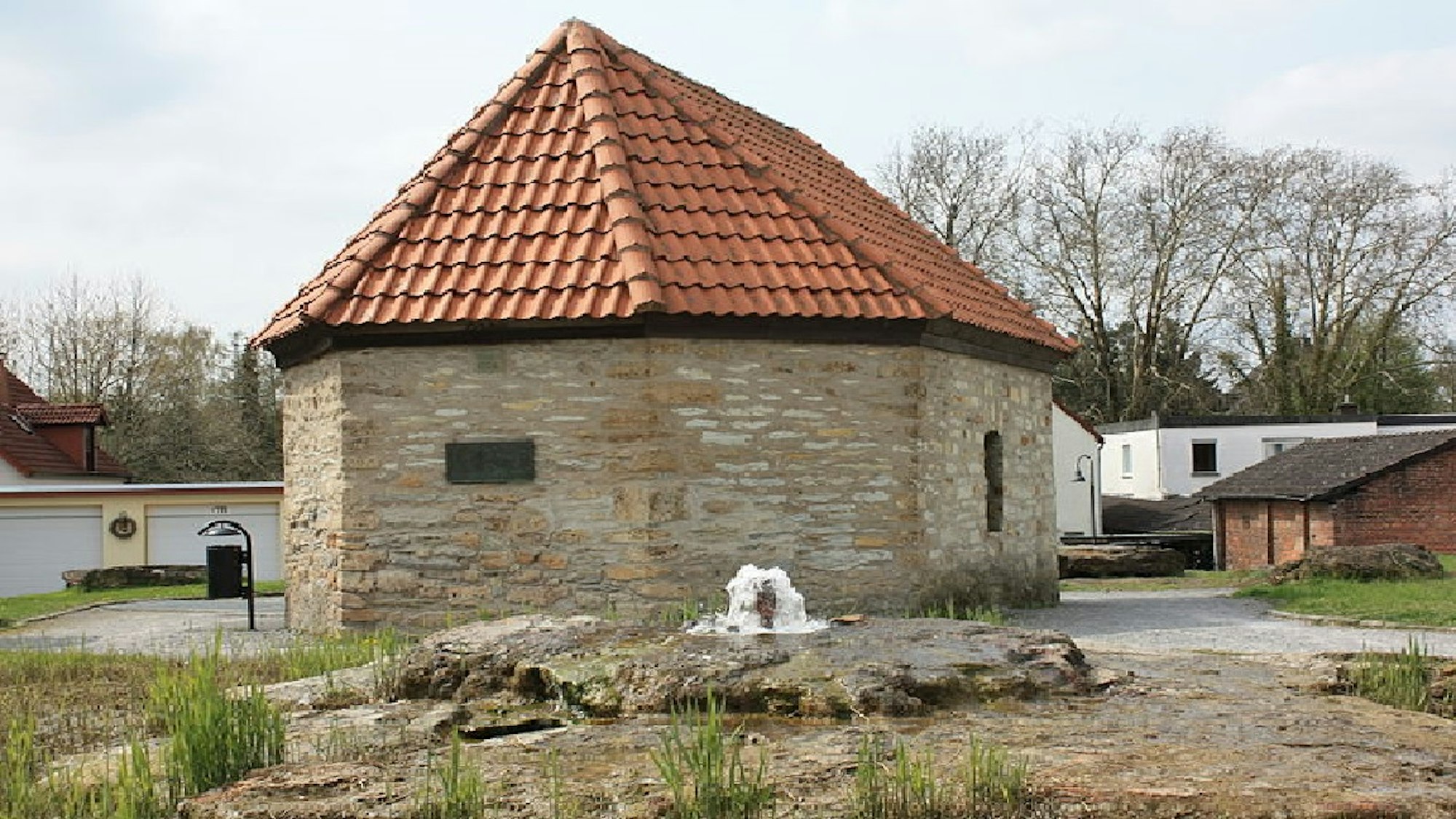 kleines Gebäude aus Sandstein mit roten Dachziegeln
