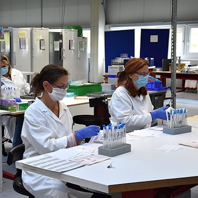 Laborunion-Beschriftung_von_Covid-Abstrichen_li._Madelei