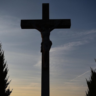Kirche Kreuz Symbolbild