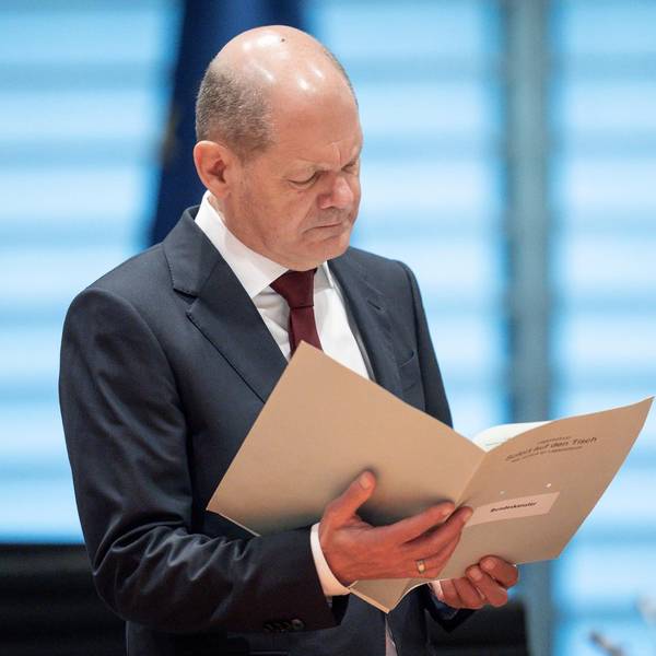 Scholz mit Mappe