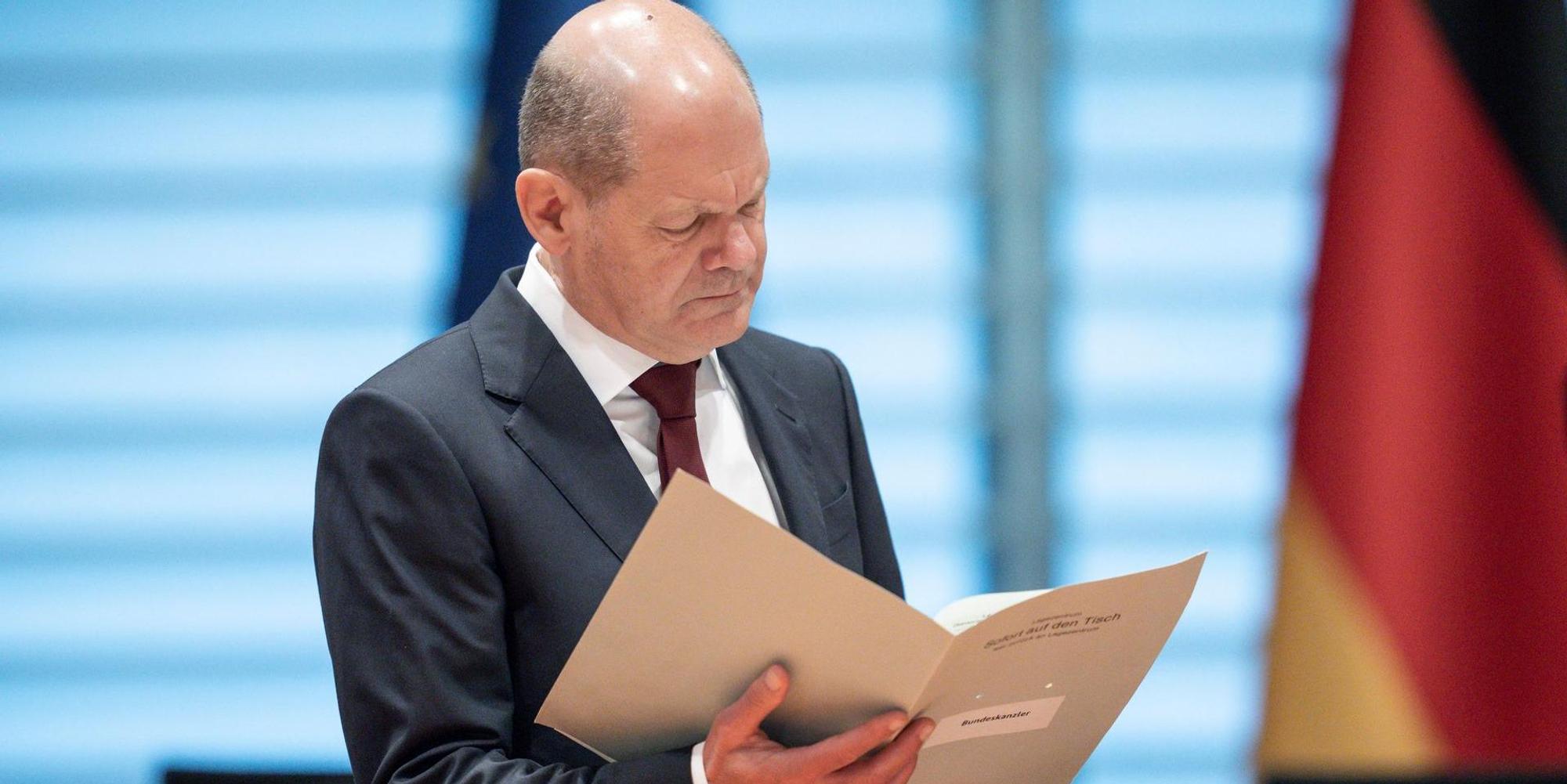 Scholz mit Mappe