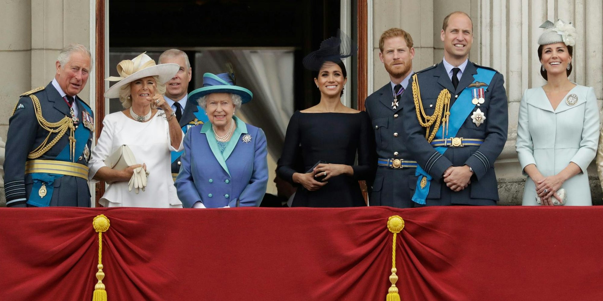 Queen auf Balkon dpa 310522