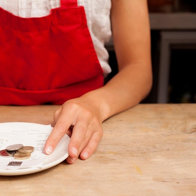 Kellnerin mit Trinkgeld