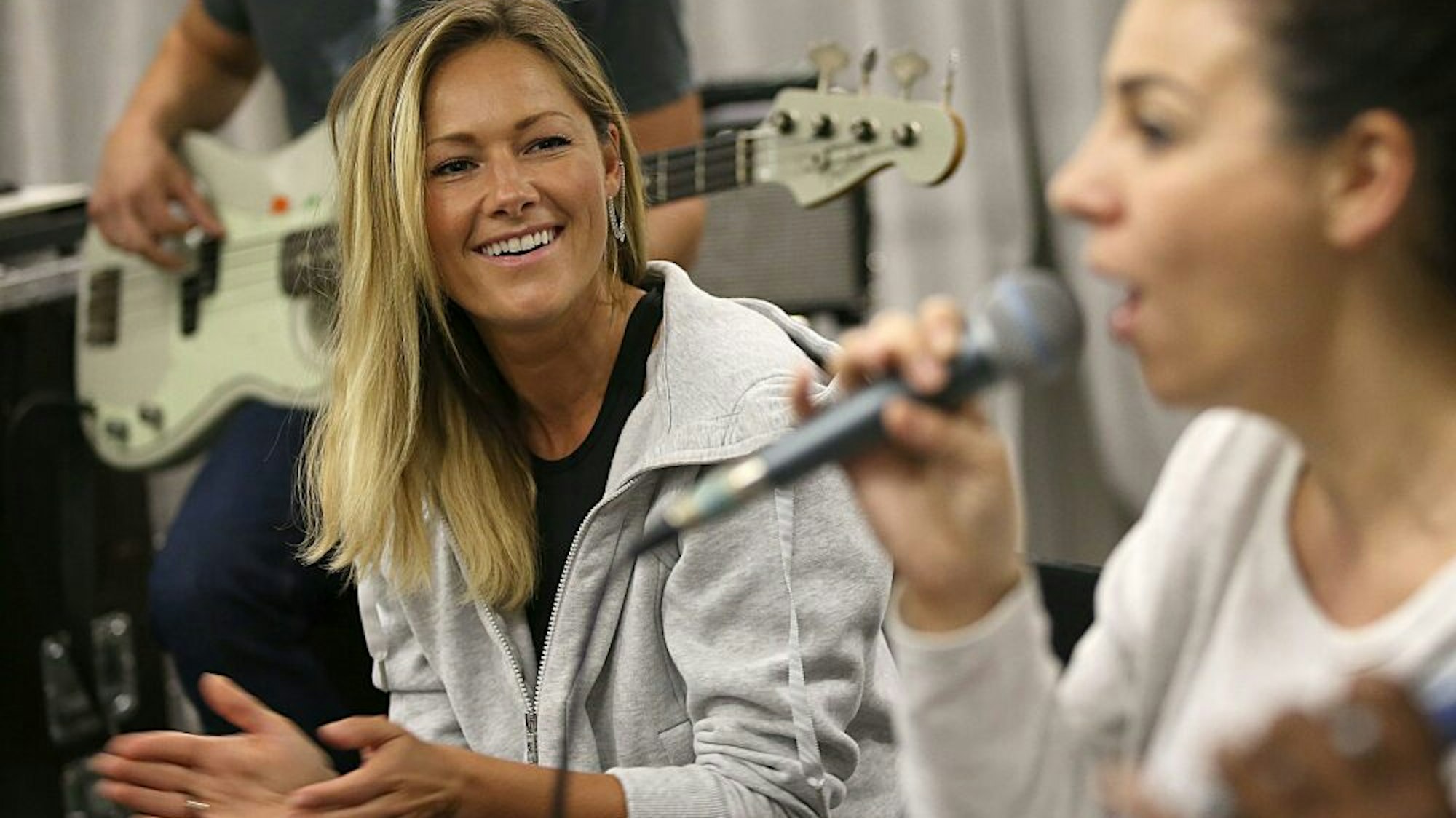 Helene Fischer bei einer Probe. Sie lächelt und klatscht.