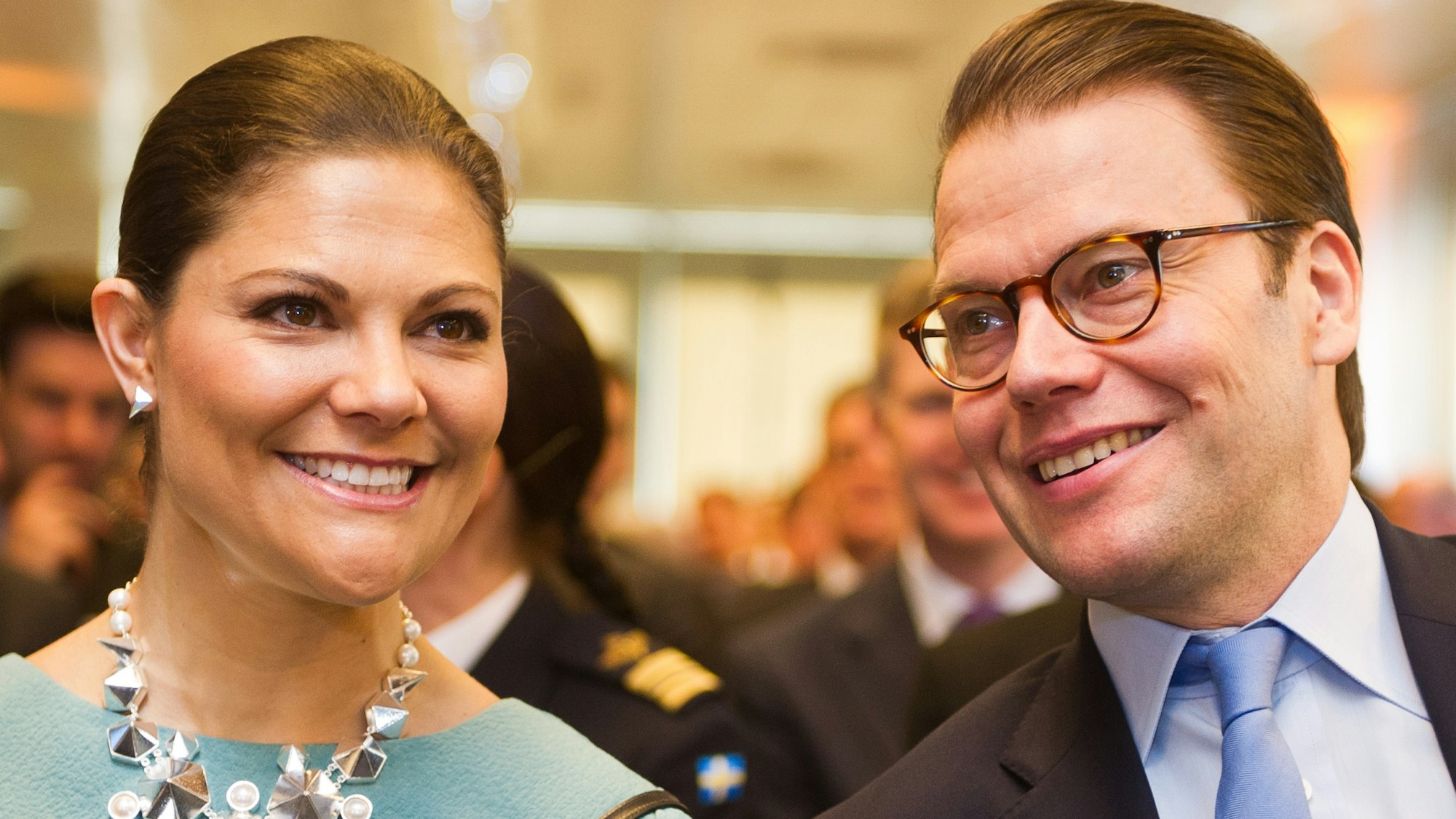 Kronprinzessin Victoria und Prinz Daniel lachen beide.