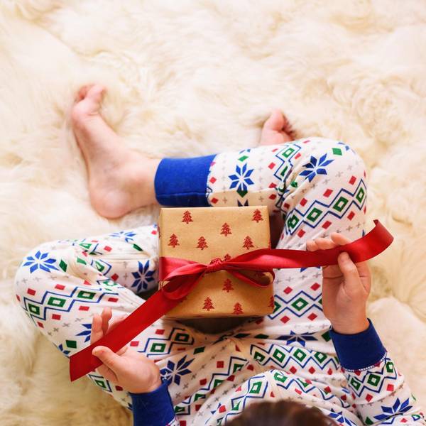 Junge mit Geschenk Getty Images