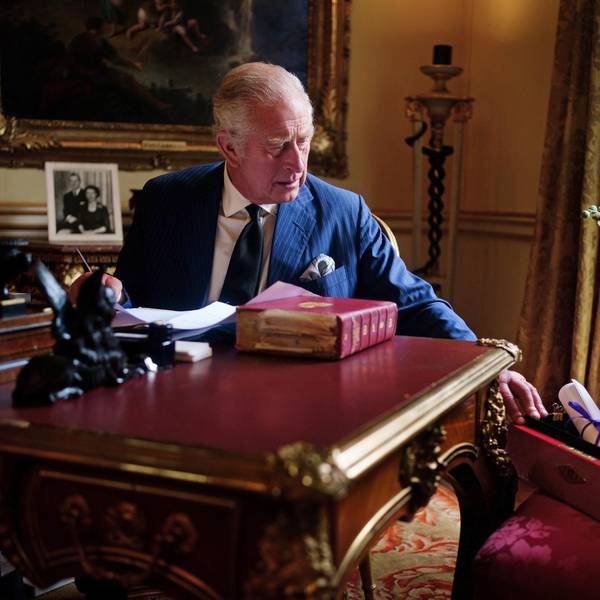 König Charles an seinem Schreibtisch