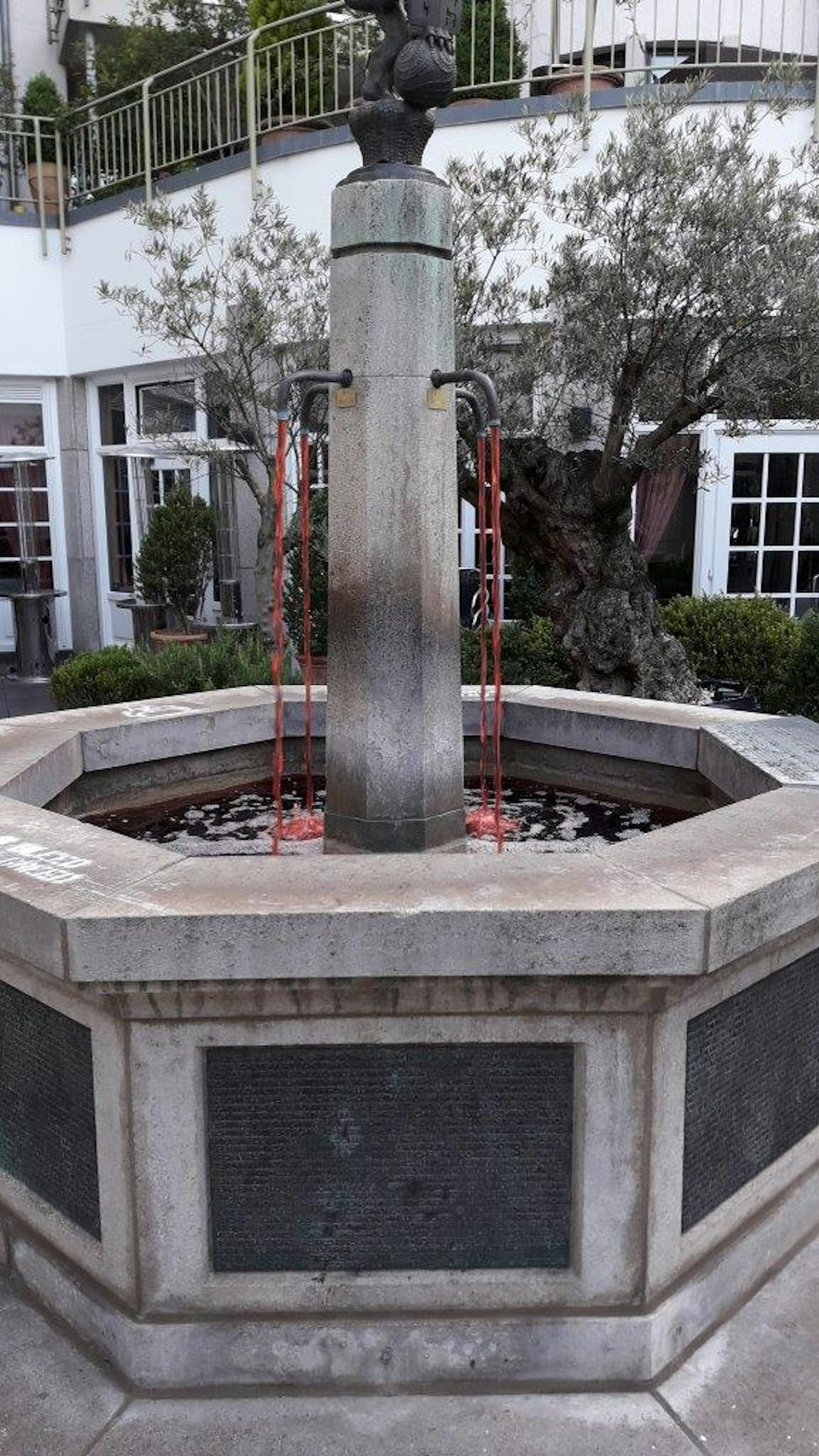 Löwenbrunnen rote Farbe