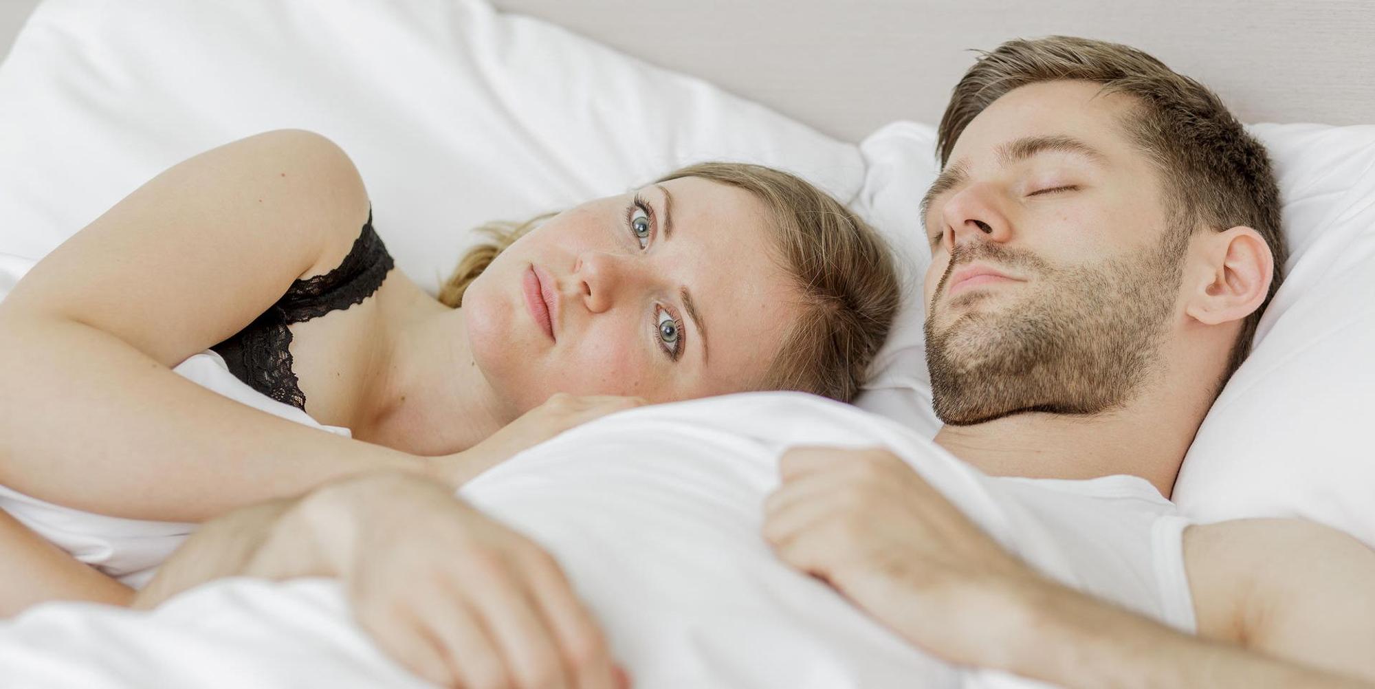 Paar liegt im Bett