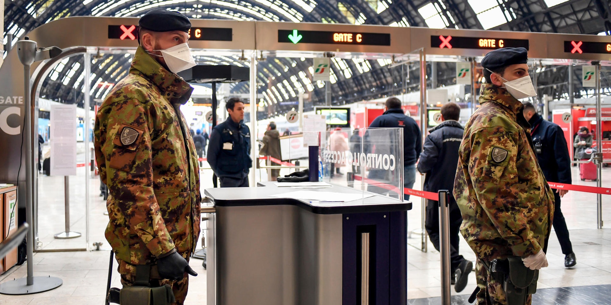 Soldaten_Mundschutz_Bahnhof_Mailand