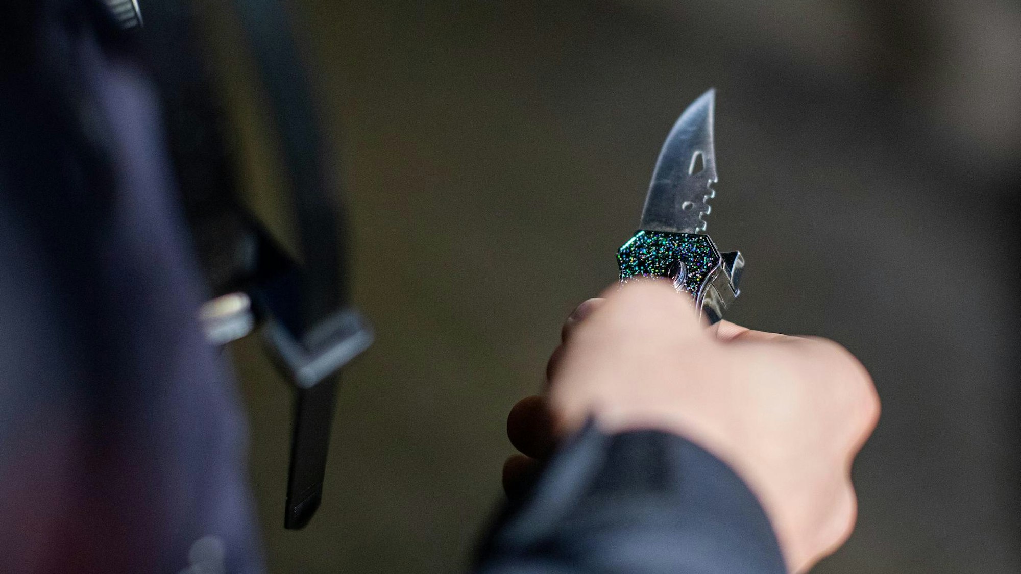 Ein Mann hat ein Messer in der Hand.