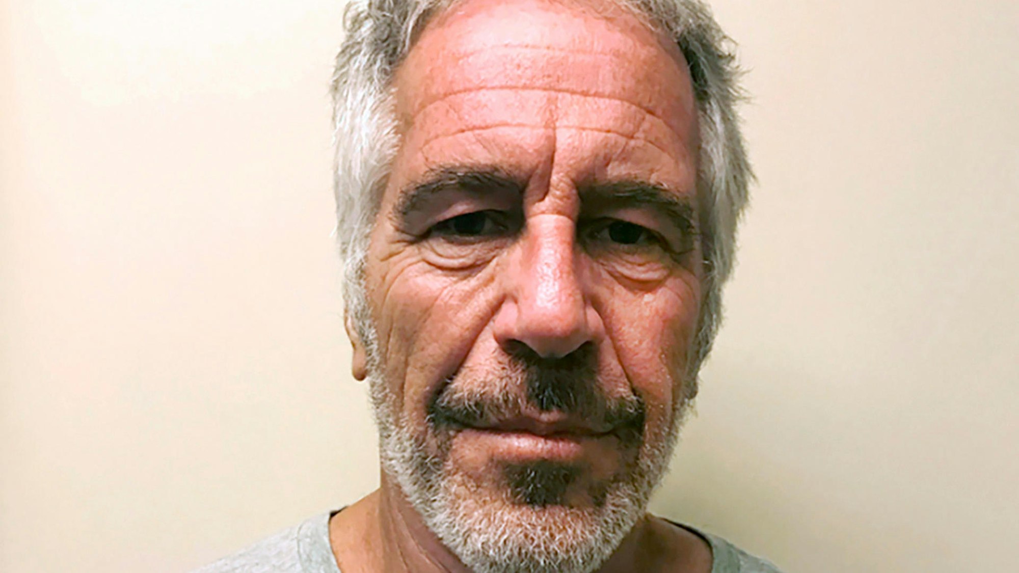 Jeffrey Epstein schaut ernst.