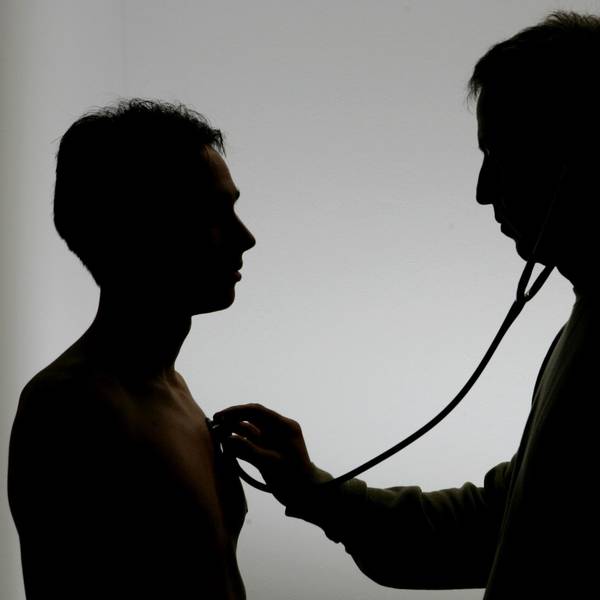 Arzt untersucht Patient_Schatten