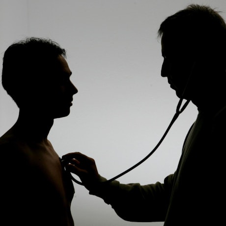 Arzt untersucht Patient_Schatten