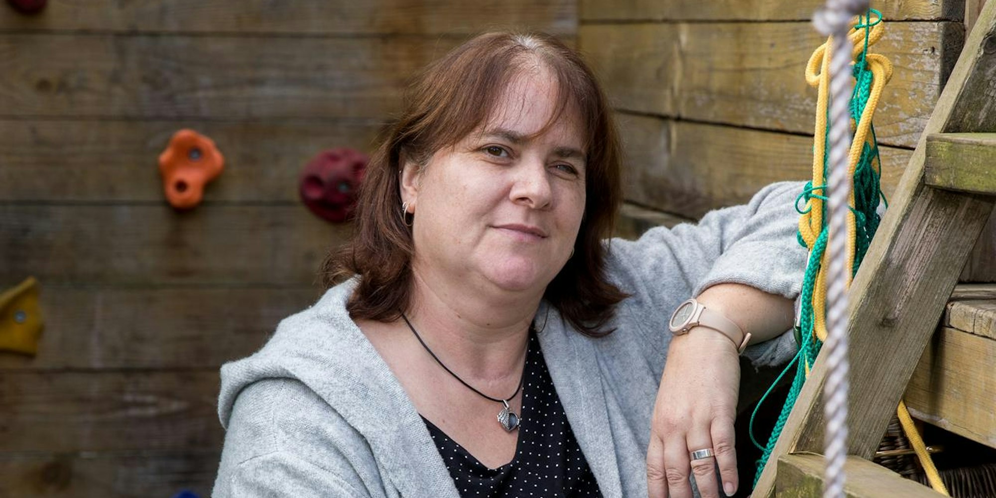 Porträt von Antje Schmitz: Sie hat als junge Frau durch eine Thrombose ein Auge verloren.