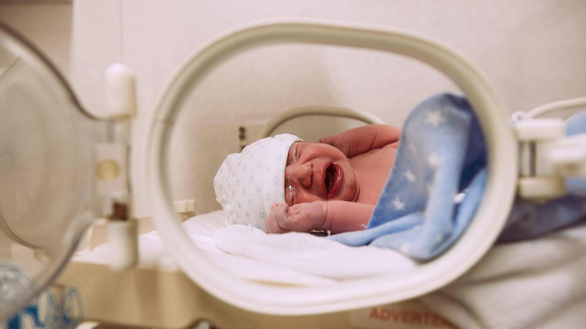 Ein neugeborenes Baby im Inkubator