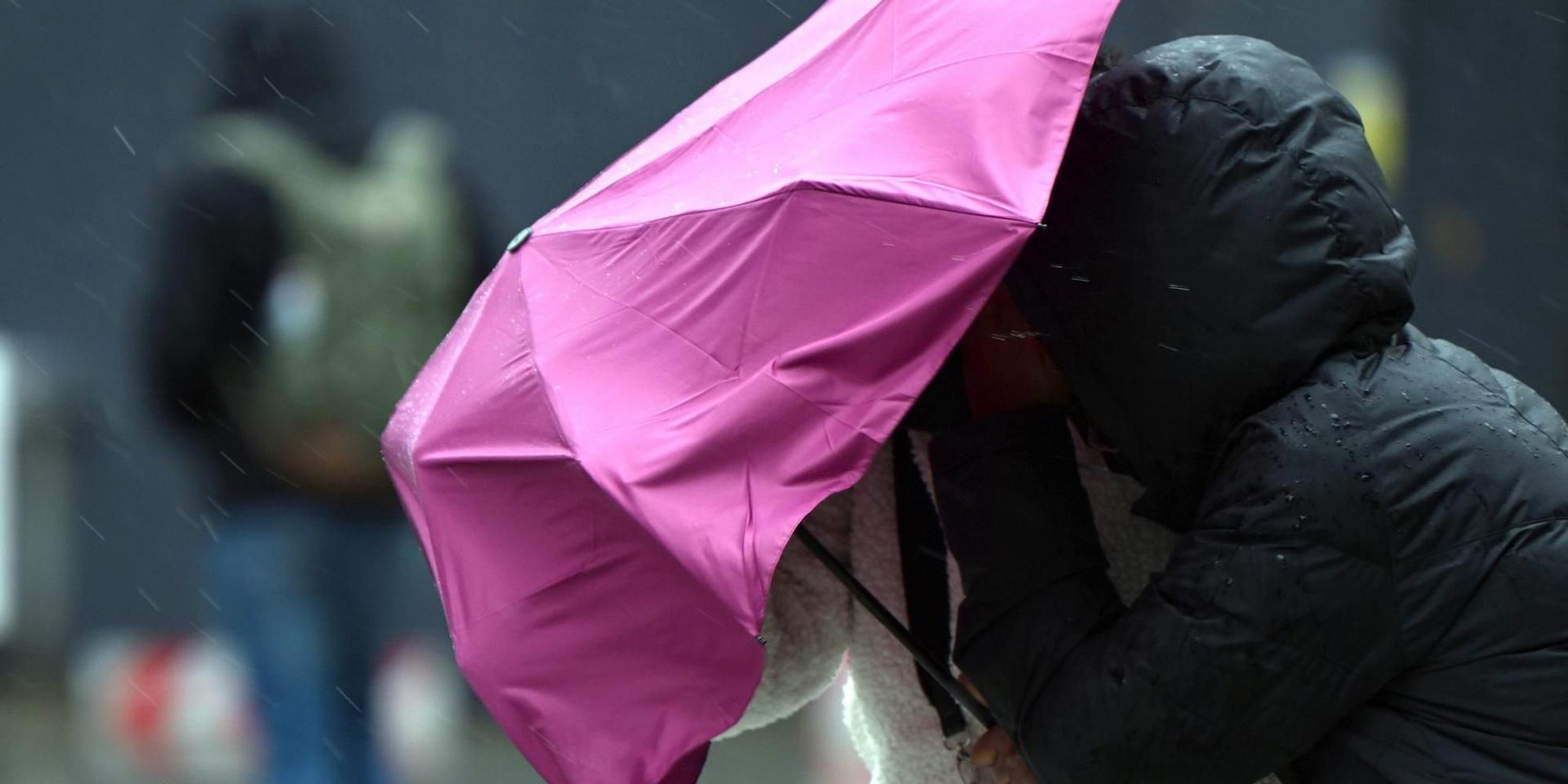 Frau mit Regenschirm Sturm