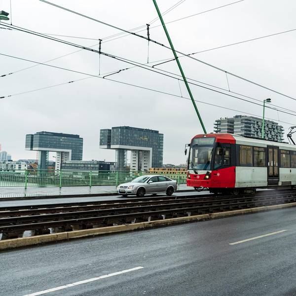 KVB fährt über Brücke