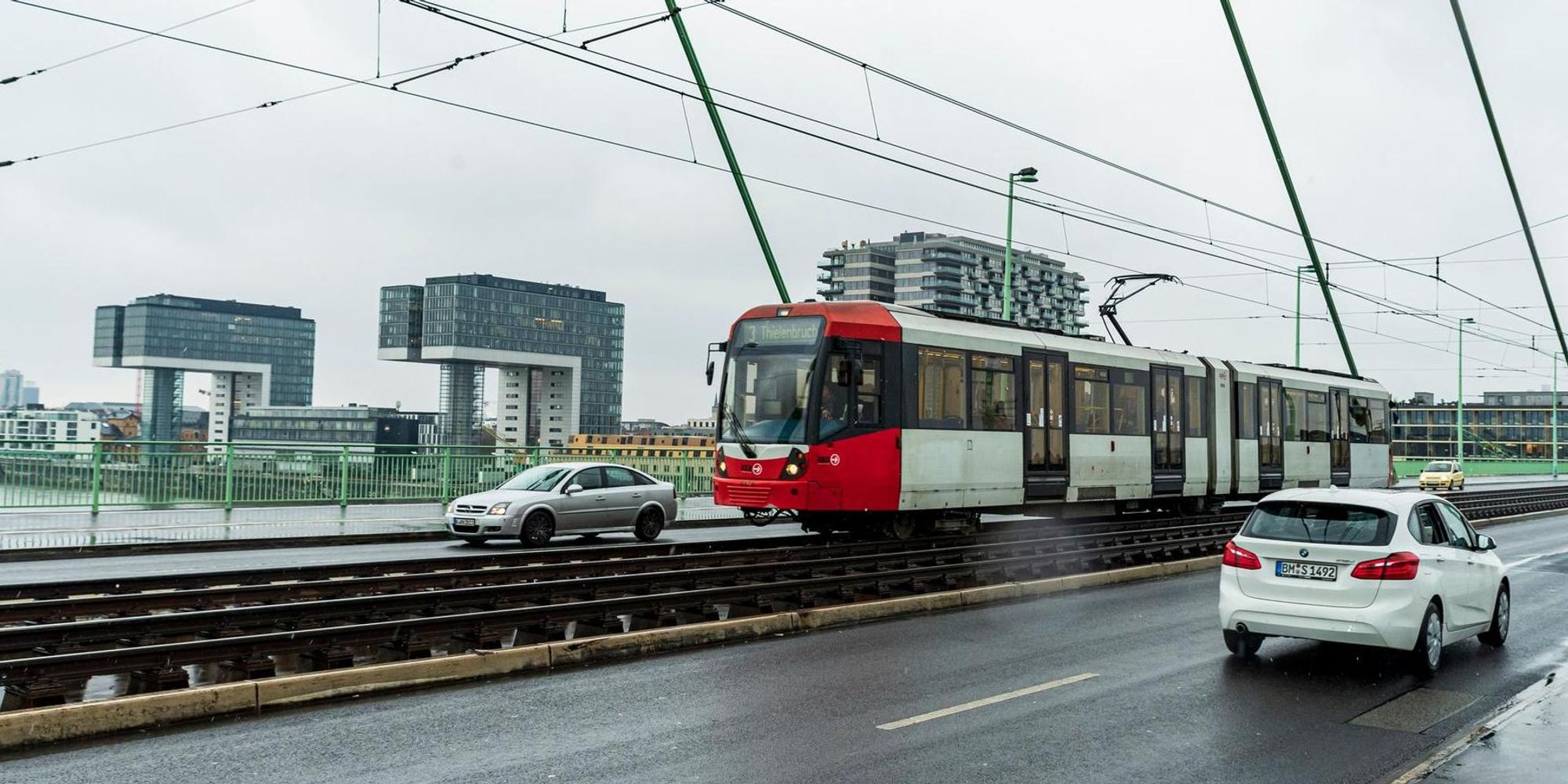 KVB fährt über Brücke