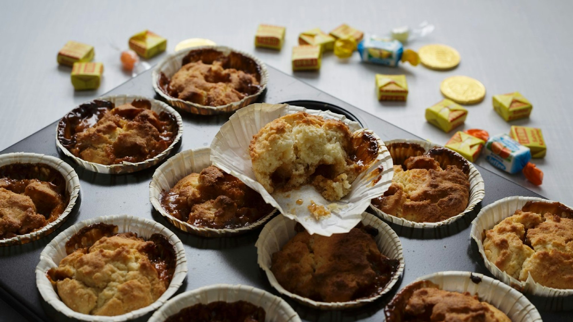 Muffins auf einem Muffin-Blech