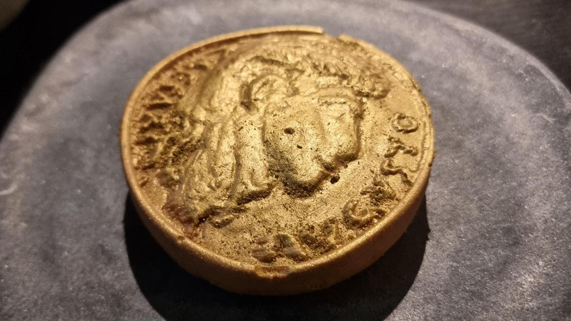 goldenes Dessert auf einem Teller