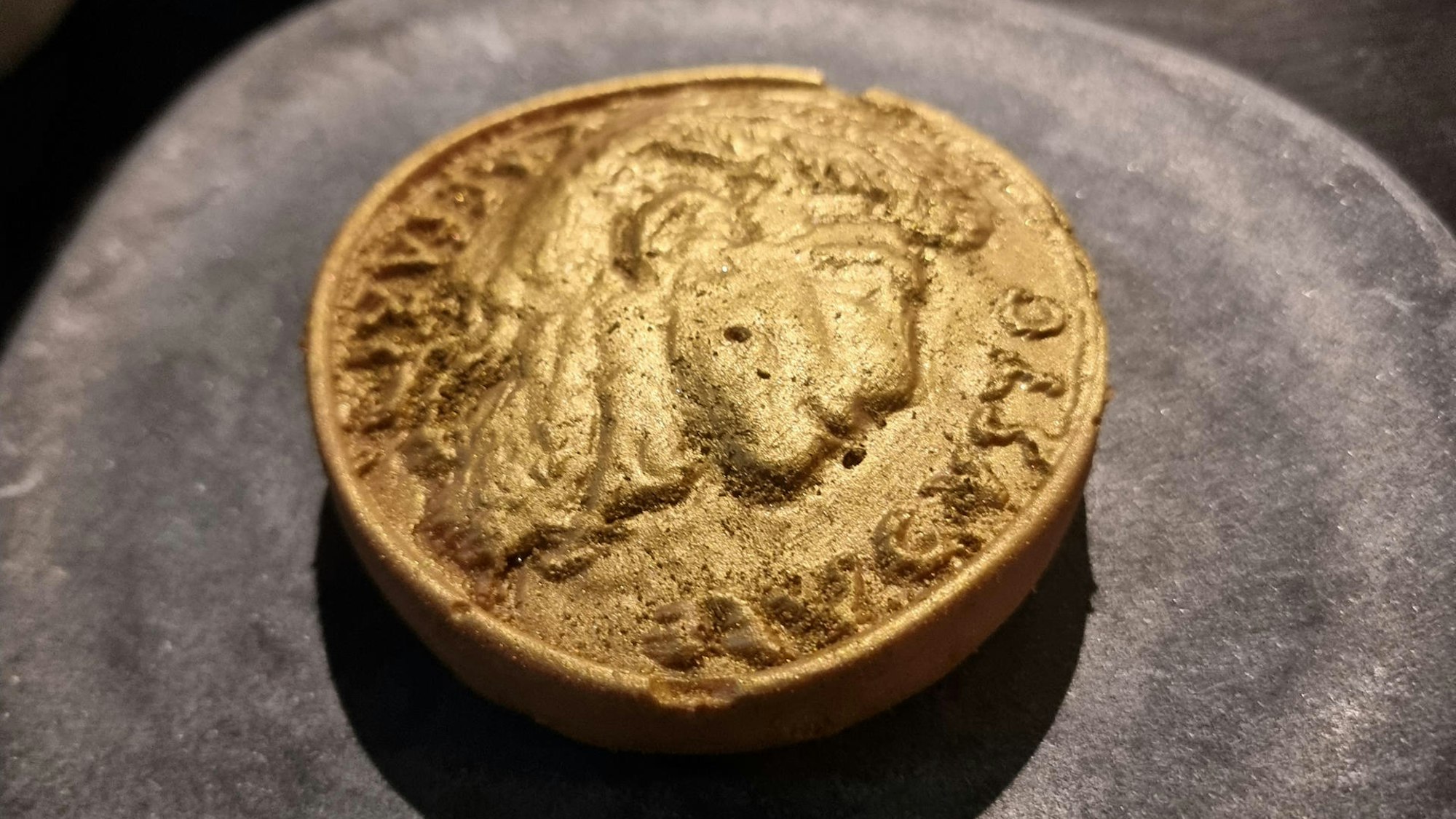 goldenes Dessert auf einem Teller