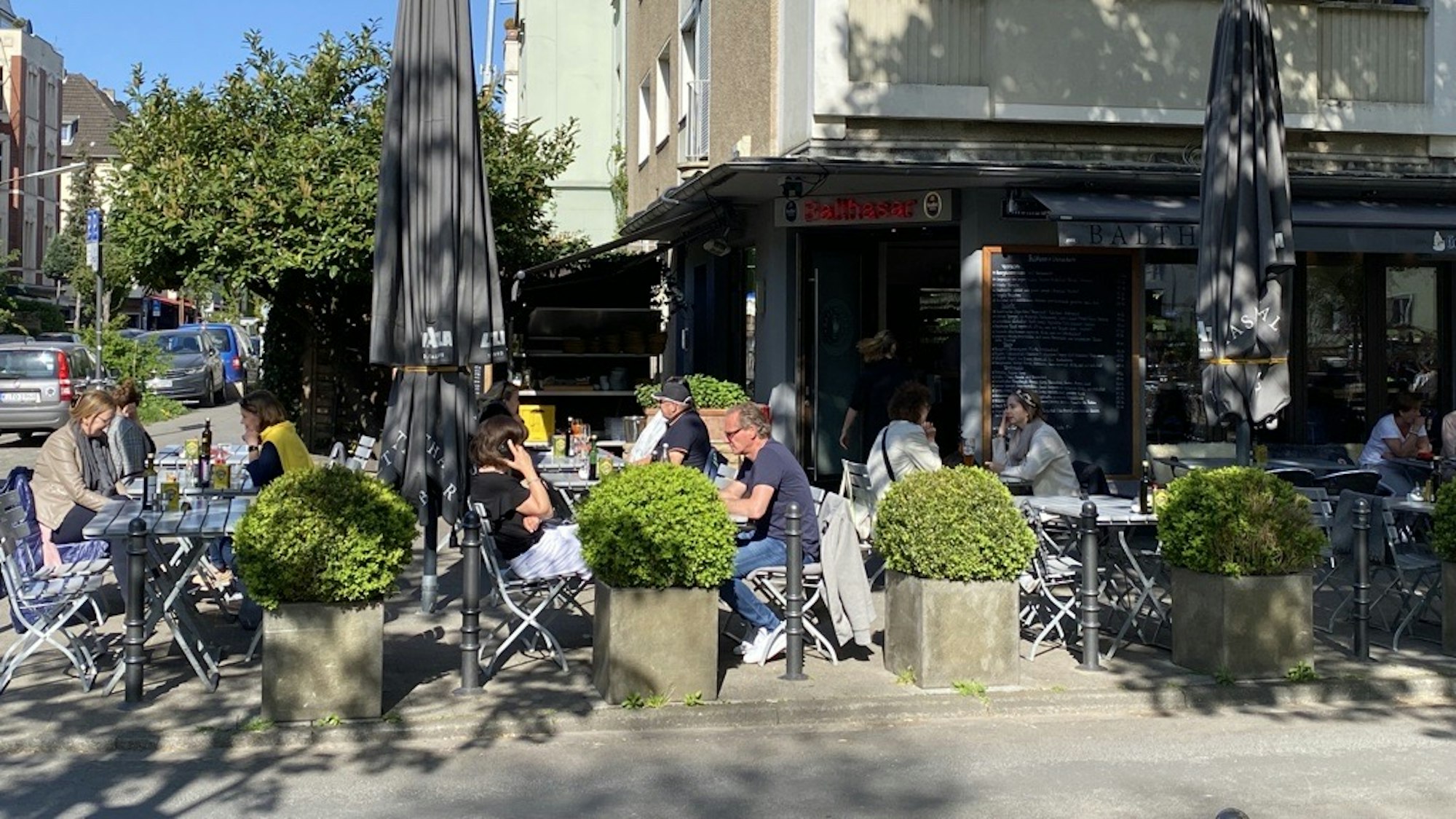 Café Balthasar in Sülz in der Sonne.