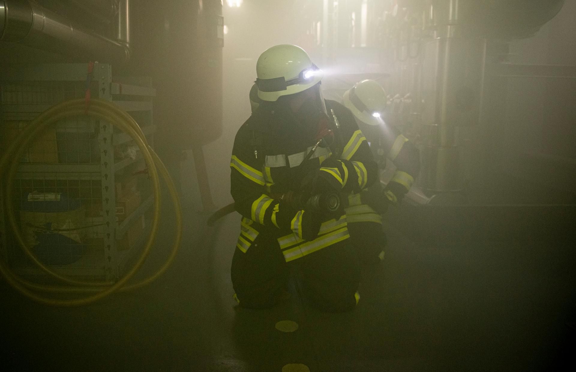 Feuerwehrmann in rauch übung symbolbild