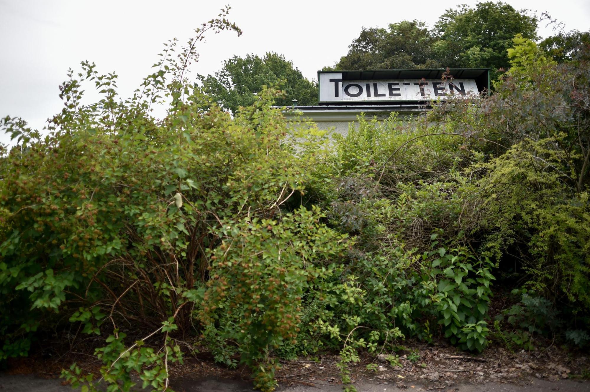Zugewucherte Toiletten im Spreepark