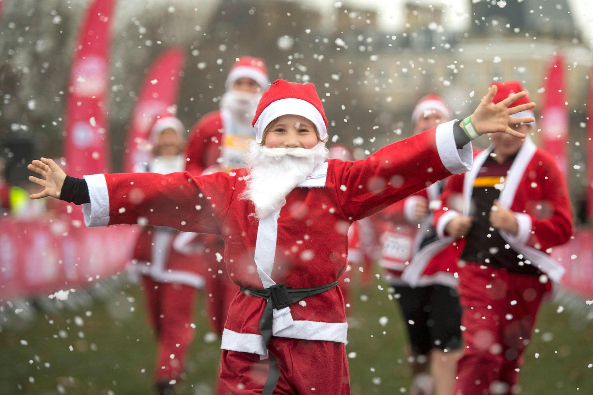 weihnachtsmann junge schnee