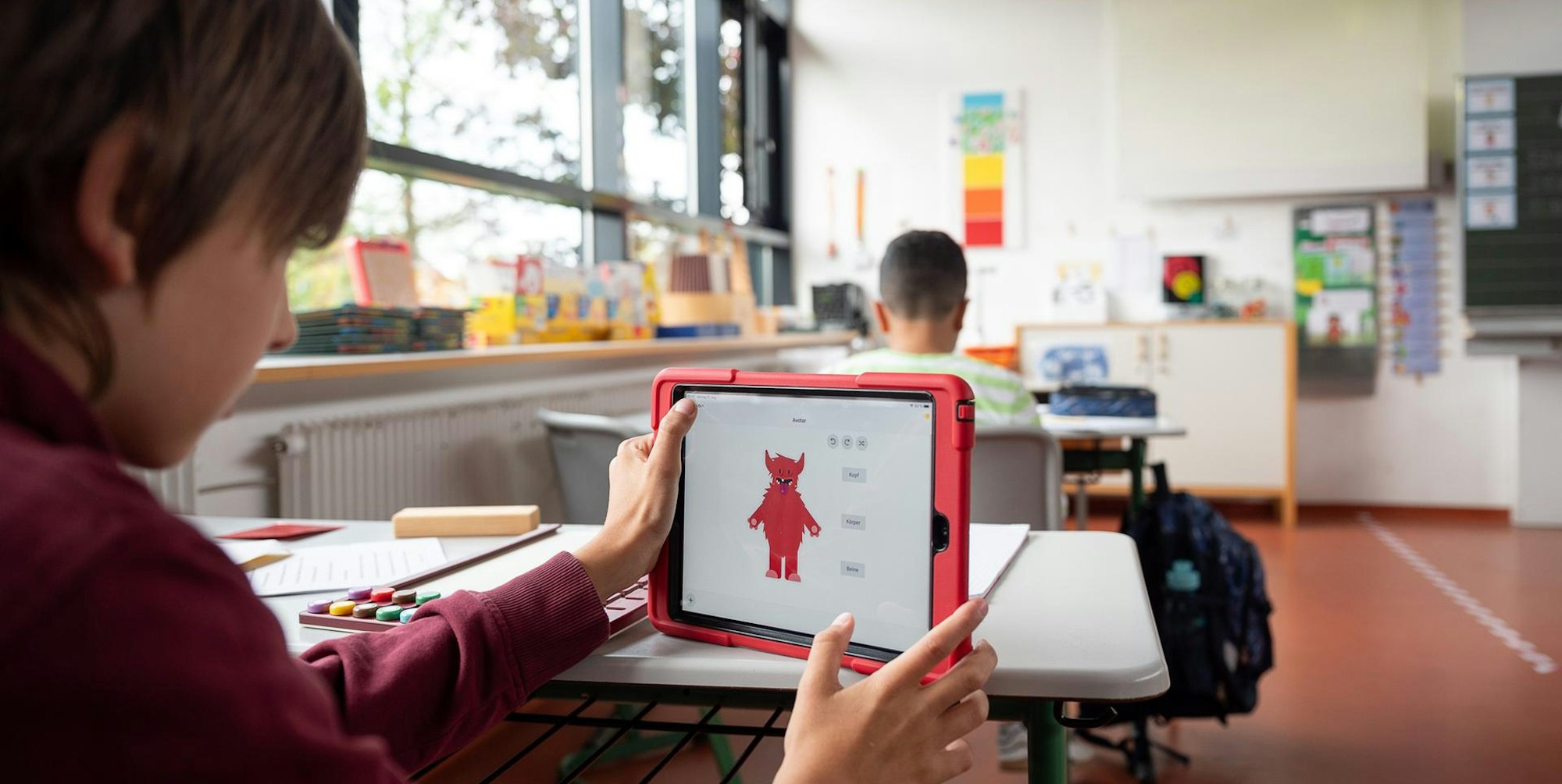 Ein Schüler lernt im Klassenzimmer an einem Tablet