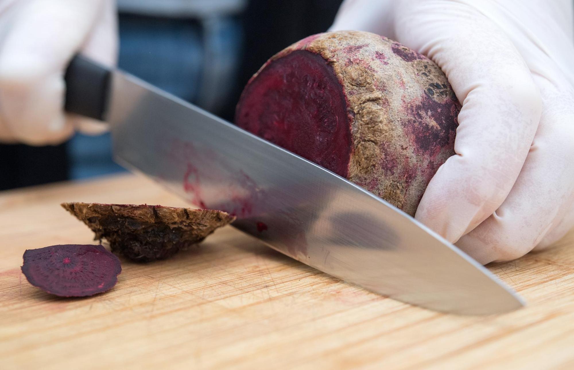 rote bete messer dpa ostern eier färben