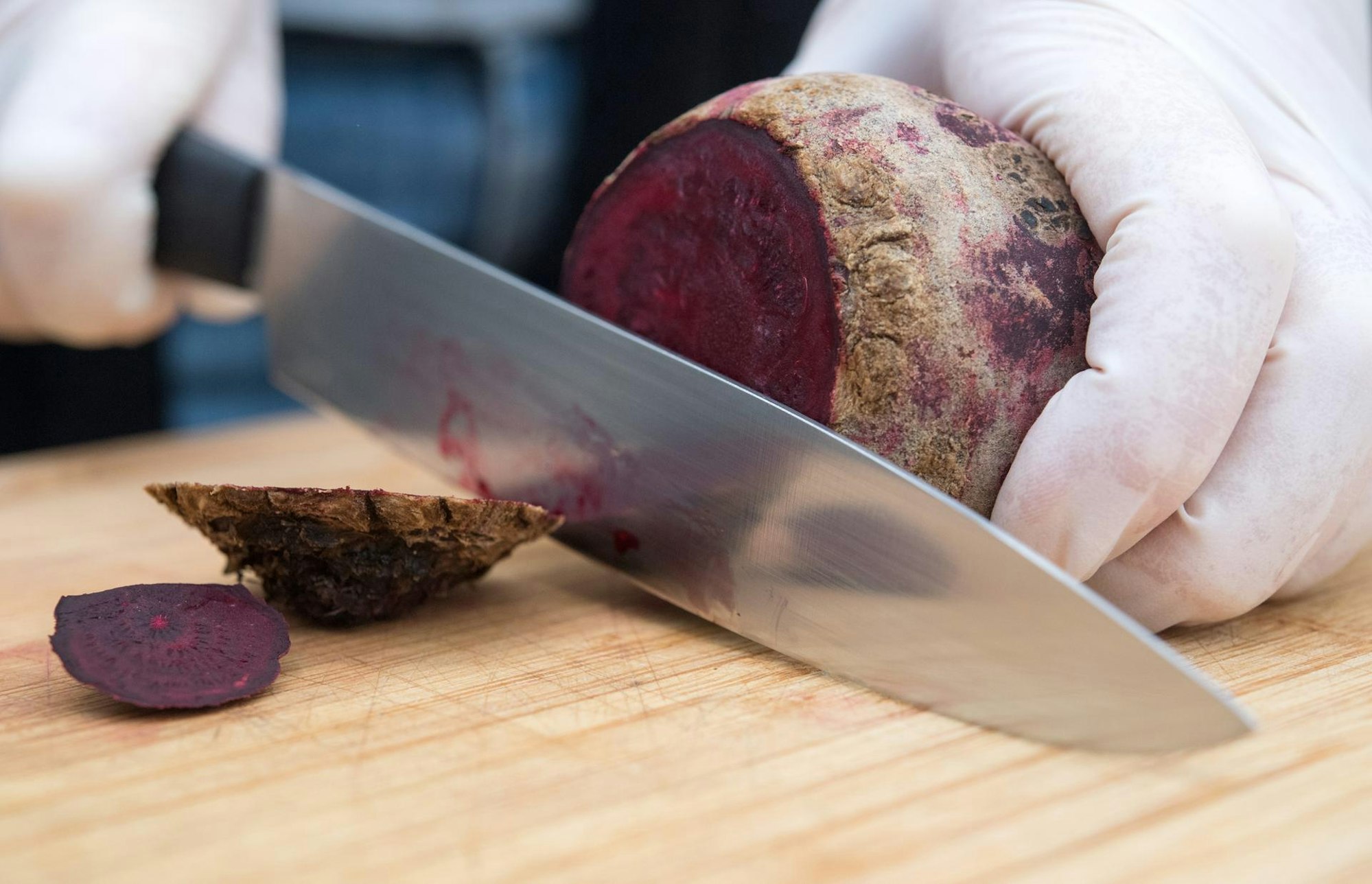rote bete messer dpa ostern eier färben