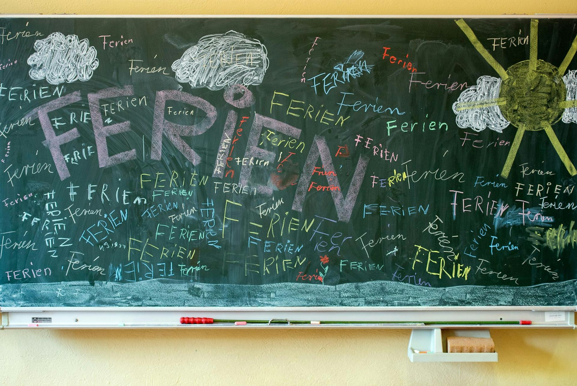 Ferien auf Tafel geschrieben dpa