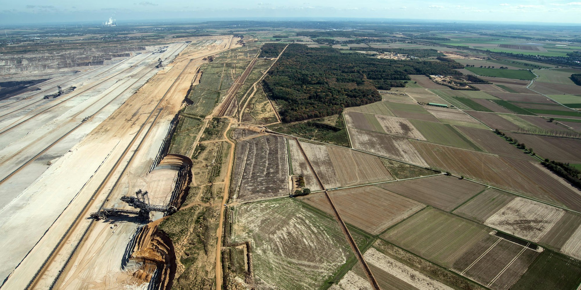 Tagebau Hambach von oben bei Tag