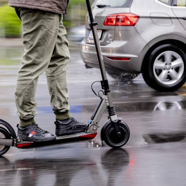 E-Scooter sind für den Straßenverkehr zugelassen. Und immer wieder kommt es zu Unfällen mit diesen Elektro-Zweirädern, dabei liegt die oberbergische Stadt Waldbröl an der Spitze der jüngsten Statistik.