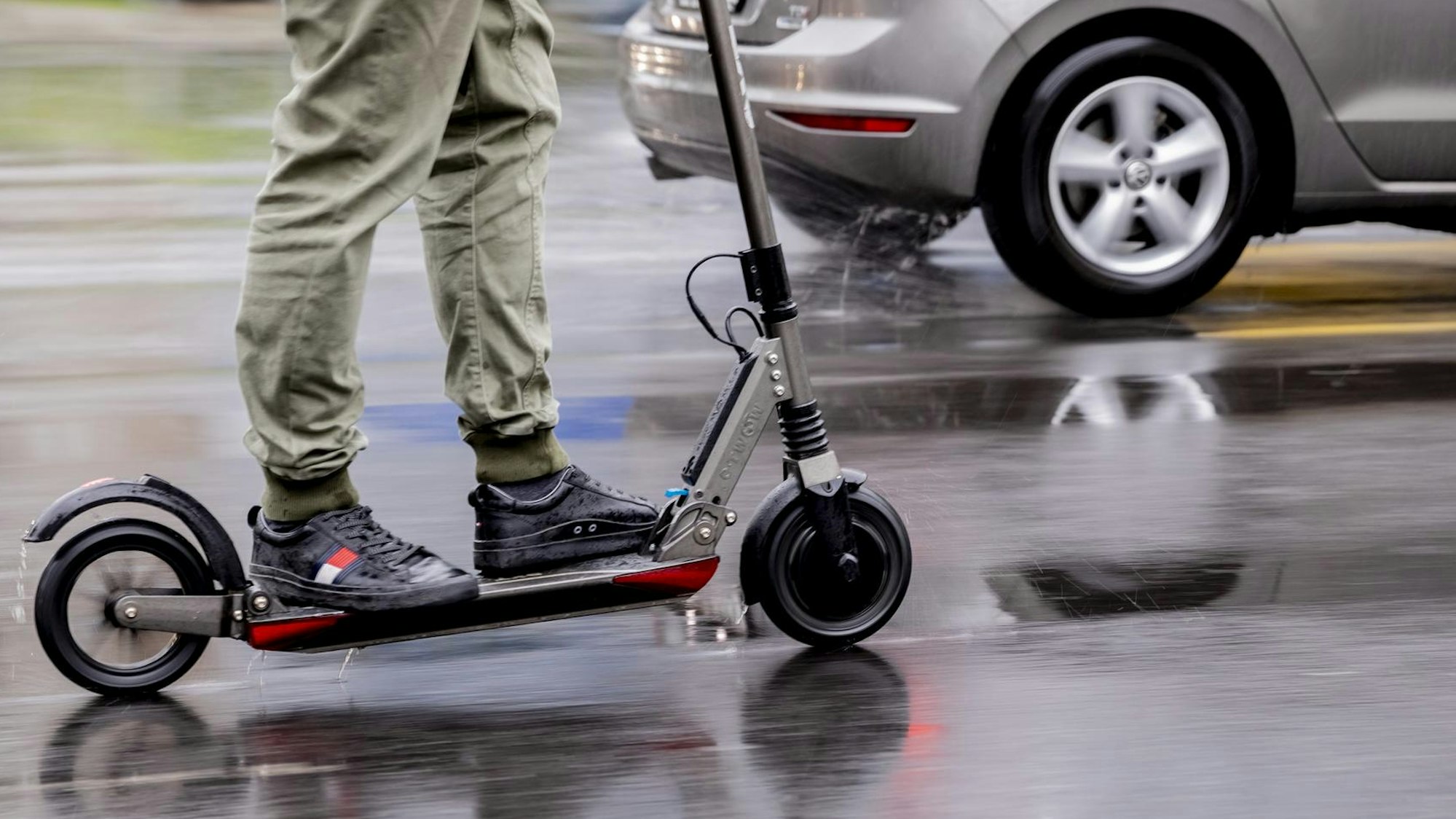 E-Scooter sind für den Straßenverkehr zugelassen. Und immer wieder kommt es zu Unfällen mit diesen Elektro-Zweirädern, dabei liegt die oberbergische Stadt Waldbröl an der Spitze der jüngsten Statistik.