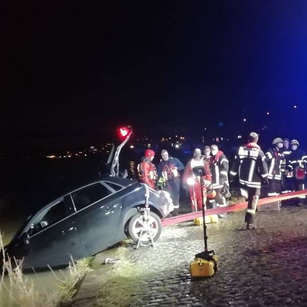 Auto im Rhein 301221