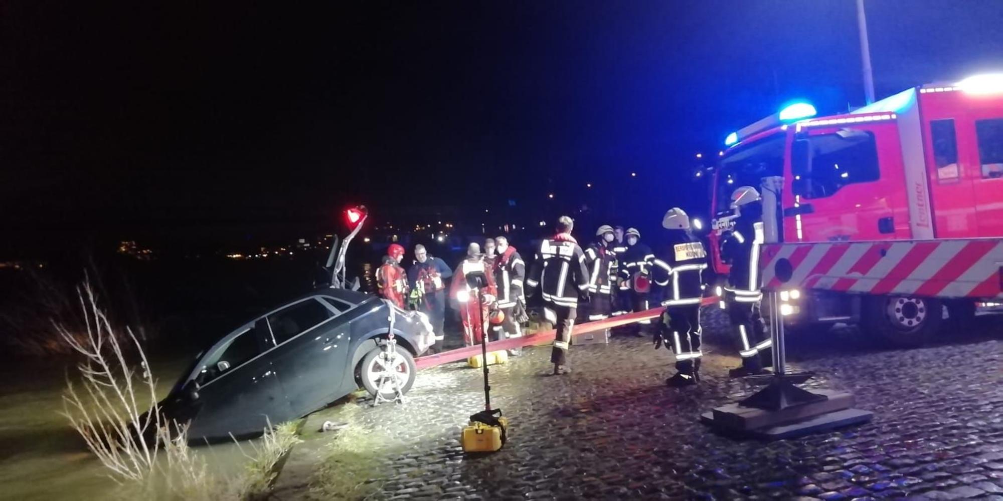 Auto im Rhein 301221