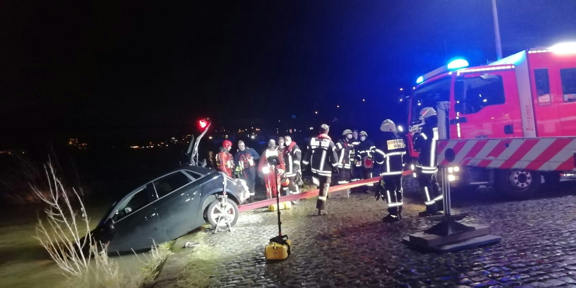 Auto im Rhein 301221
