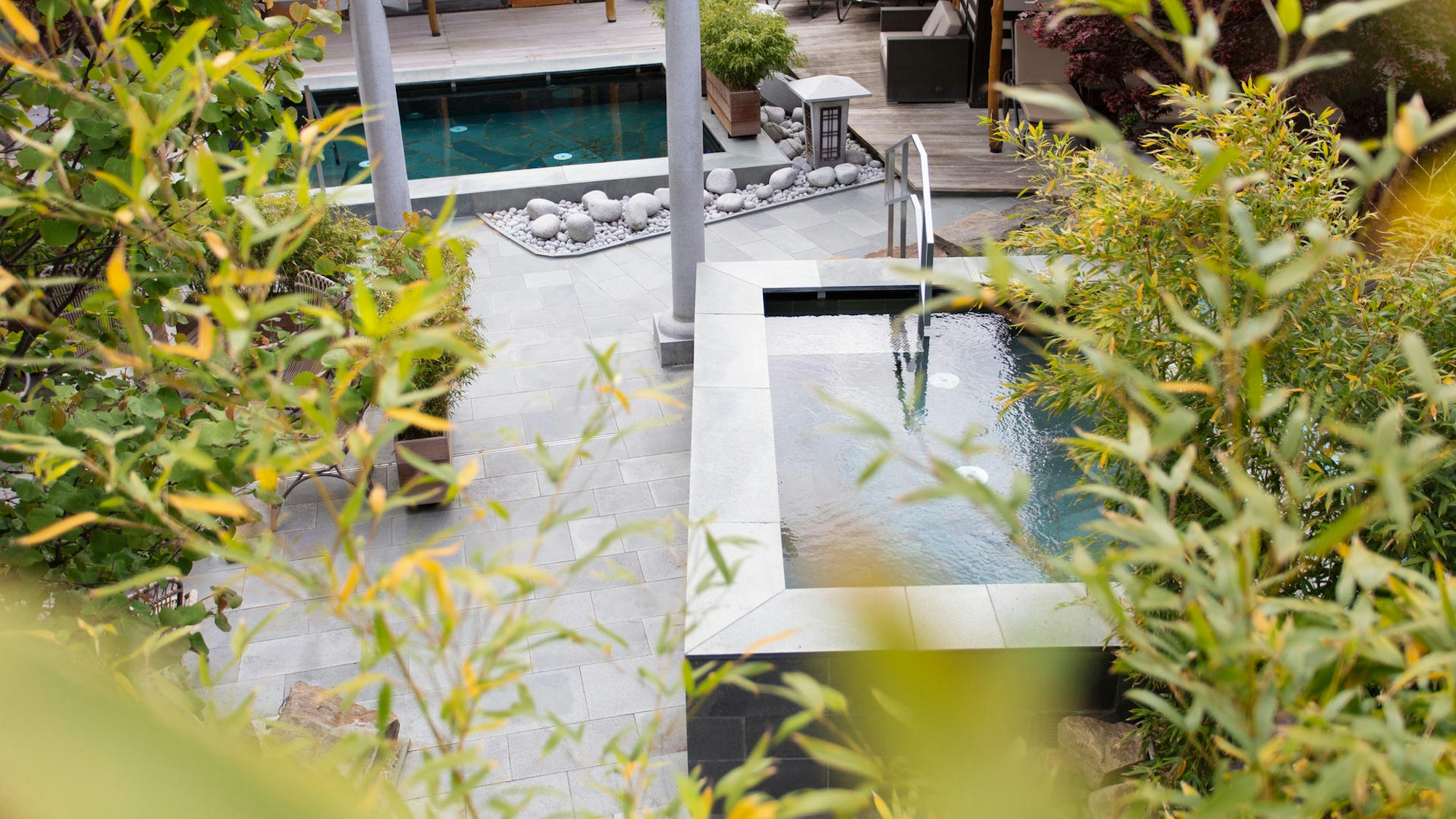 Der Außen-Wellnessbereich des Neptunbads in Köln