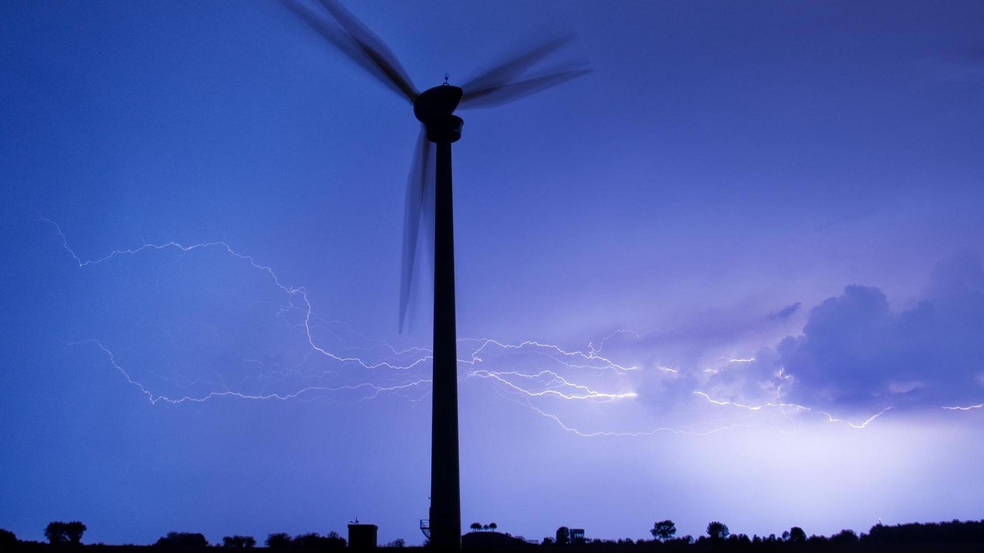 Windkraftanlagen wie diese sollen offenbar auch in Gummersbach-Strombach gebaut werden, wenn es nach dem Unternehmen Abo-Energy geht.